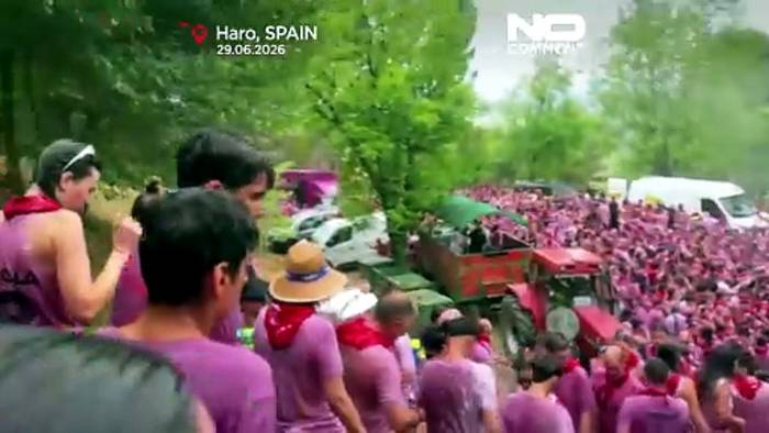 News video: Weinschlacht in Spanien: Tausende baden im Rotwein