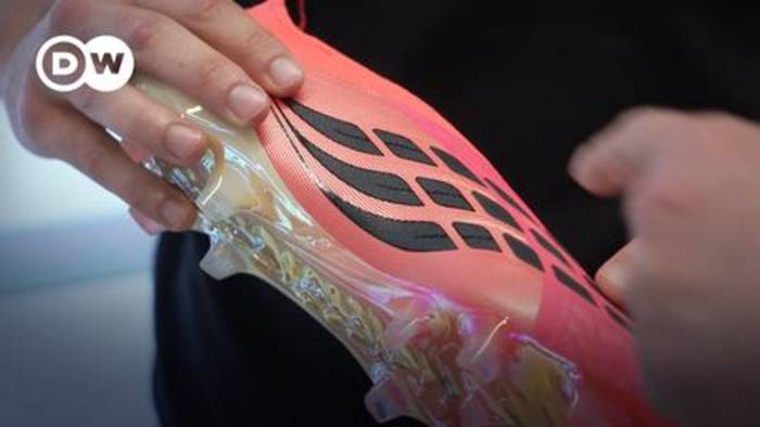 News video: Handarbeit für die Stars. Adidas fertigt Fußballschuhe für die Stars