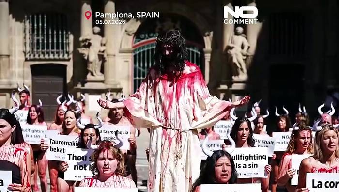 News video: Pamplona: Aktivisten in roter Farbe protestieren gegen Stierkampf
