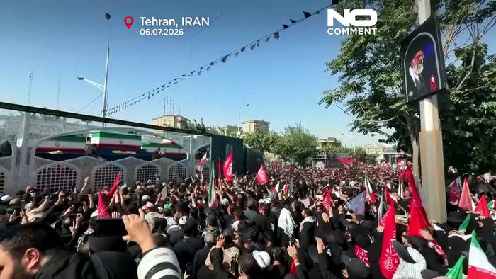 News video: Teheran: Menschen tragen Ali Chameneis Sarg durch die Straßen
