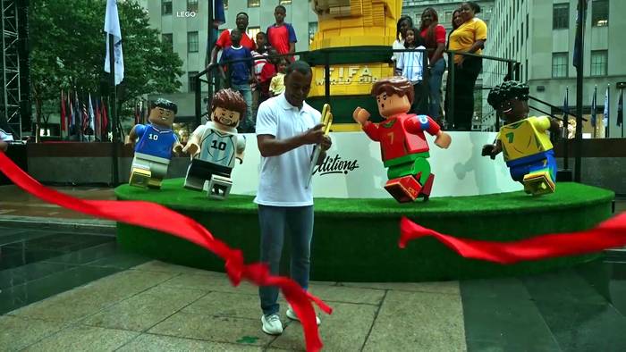 News video: Riesiger Lego-WM-Pokal steht jetzt am Rockefeller Plaza in New York