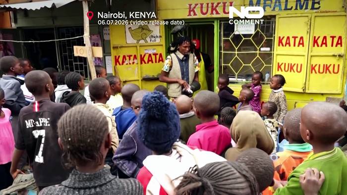 Video: Mann aus Nairobi teilt sein Zuhause mit geretteten Vögeln