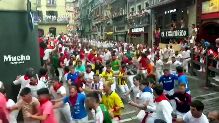 Video: Spanien: neun Verletzte beim vierten San-Fermín-Stierlauf in Pamplona