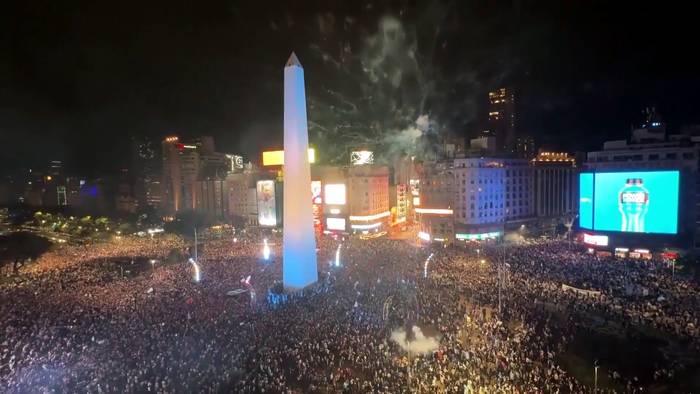 News video: Argentinien jubelt: Last-Minute-Sieg gegen England bringt Team ins WM-Finale