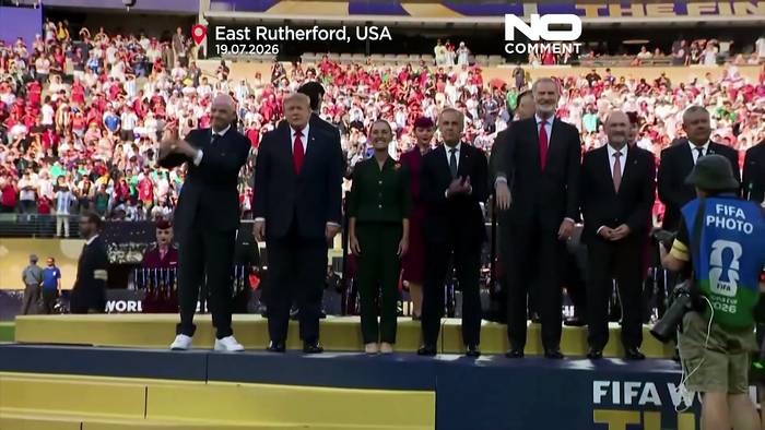 News video: Trump und Infantino überreichen WM-Pokal an Spanien