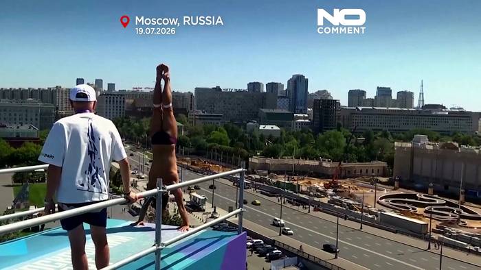 Video: Moskau: Turmspringer stürzen sich beim Two Rivers Festival in die Tiefe