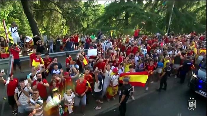 News video: Siegerteam aus Spanien feiert WM-Triumph mit Parade durch Madrid