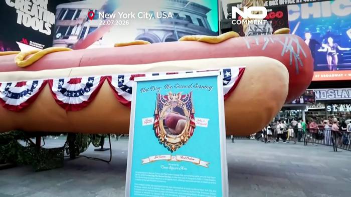 News video: Riesige Hotdog-Skulptur kehrt nach New Yorker Times Square zurück