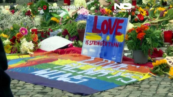 News video: Trauernde legen Blumen und Kerzen nach tödlichem Angriff auf Berlin Pride