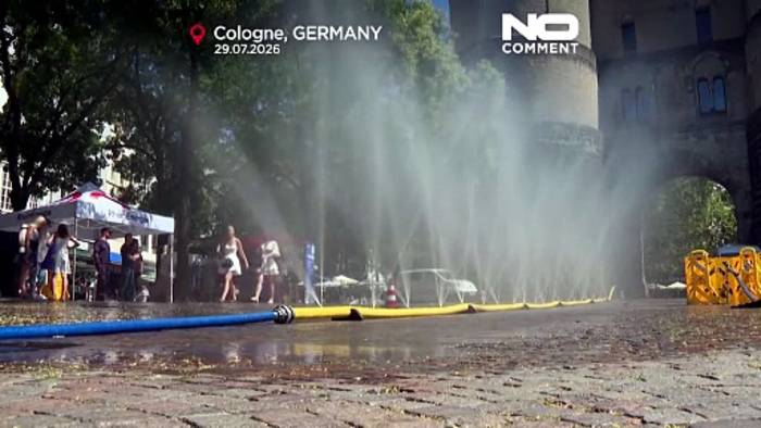 News video: Hitze in Deutschland: Kölner kühlen sich im Sprühnebel ab