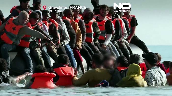 News video: Frankreich: Migranten steigen in überfülltes Boot für Ärmelkanal-Passage